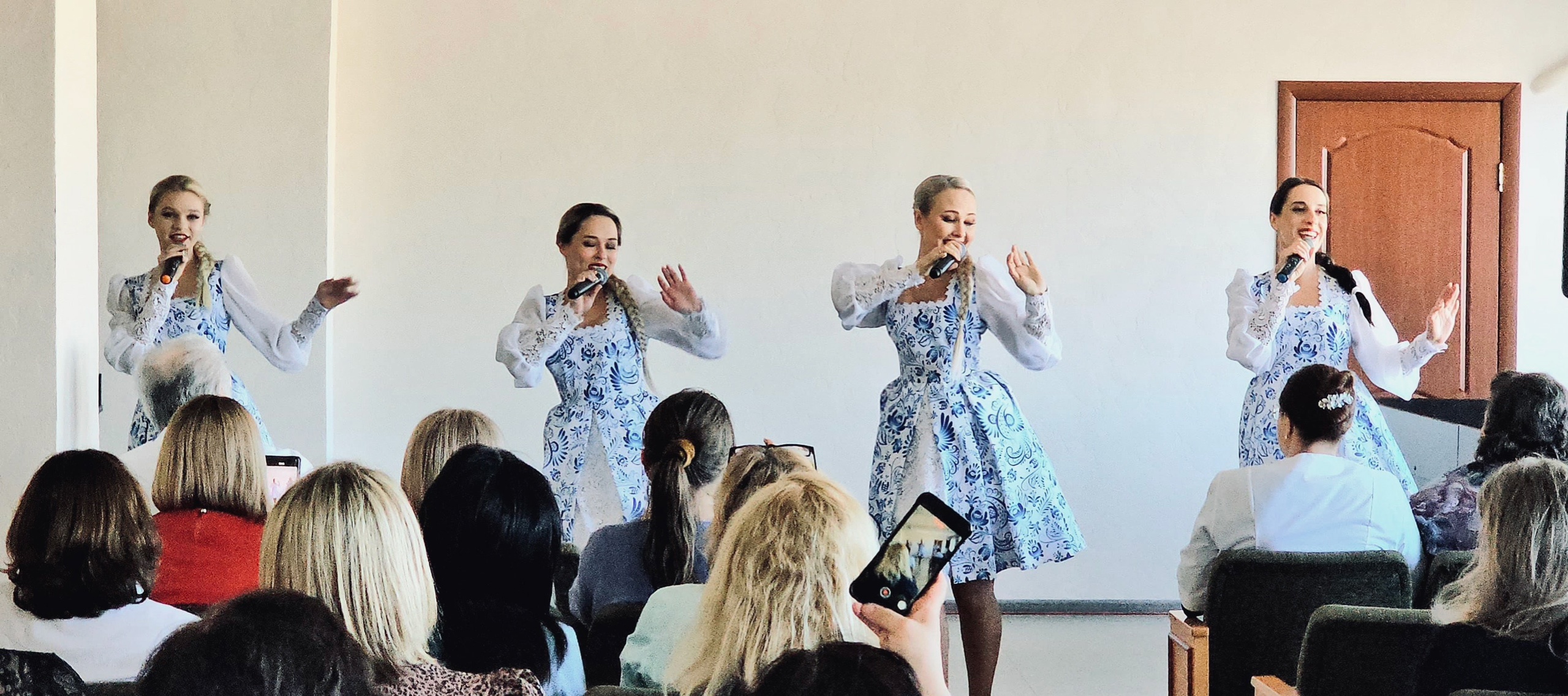 🩷💕🌸🌷Артисты Дома культуры железнодорожников поздравили прекрасных сотрудниц Елецкой городской больницы № 1 им. Н.А. Семашко с Международным женским днём! 🌸💕🌷🩷