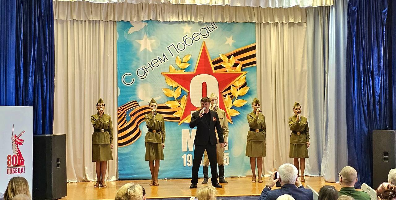 В преддверии 80-летия Великой Победы артисты Дома культуры железнодорожников поздравили с наступающим праздником труженицу тыла и участницу Великой Отечественной войны — Антонину Сергеевну Сотникову.