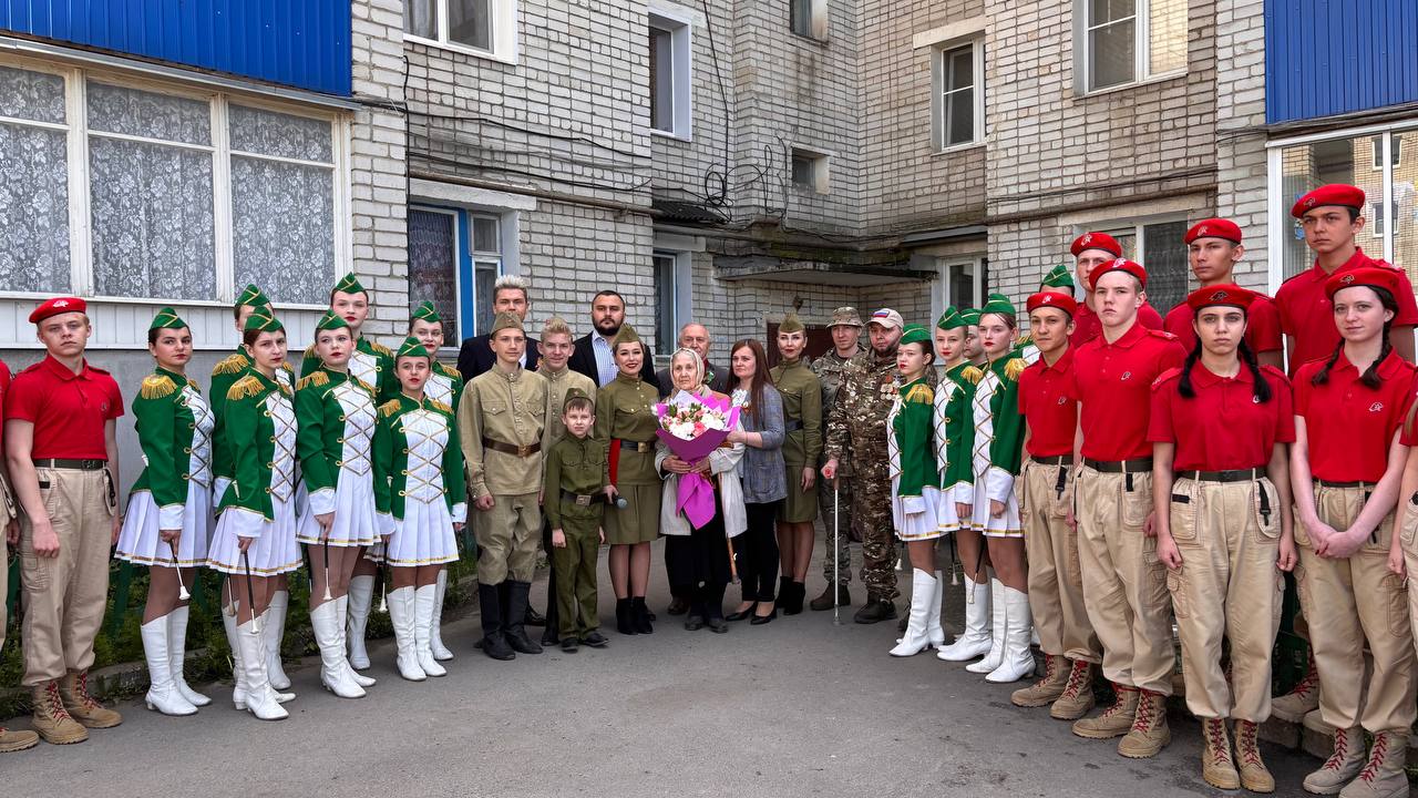 В преддверии 80-летия Великой Победы артисты Дома культуры железнодорожников поздравили с наступающим праздником Наталью Степановну Прокуратову — бывшего несовершеннолетнего узника фашистского концлагеря.